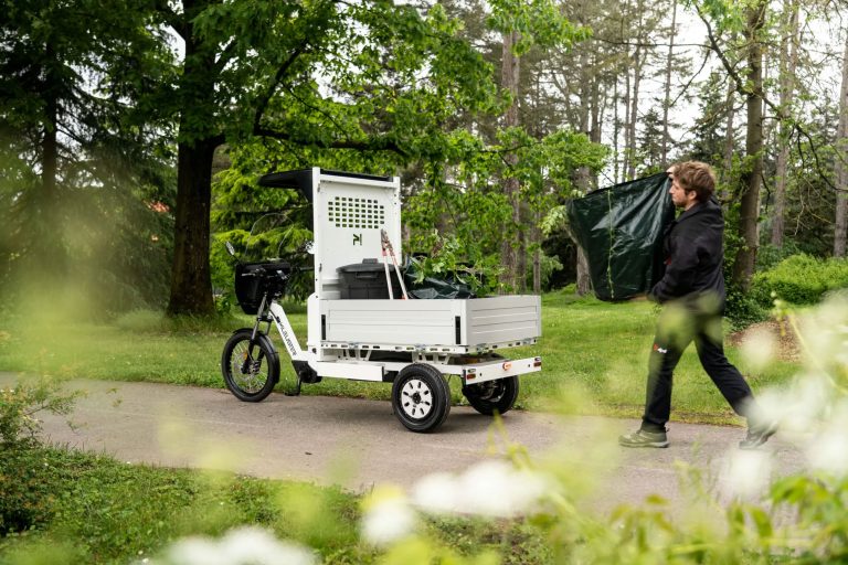 New Pick-up 350 in a park in Paris