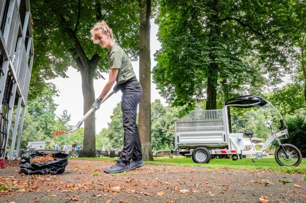 Vélo cargo professionnel pour l'entretien des espaces verts avec plateau.