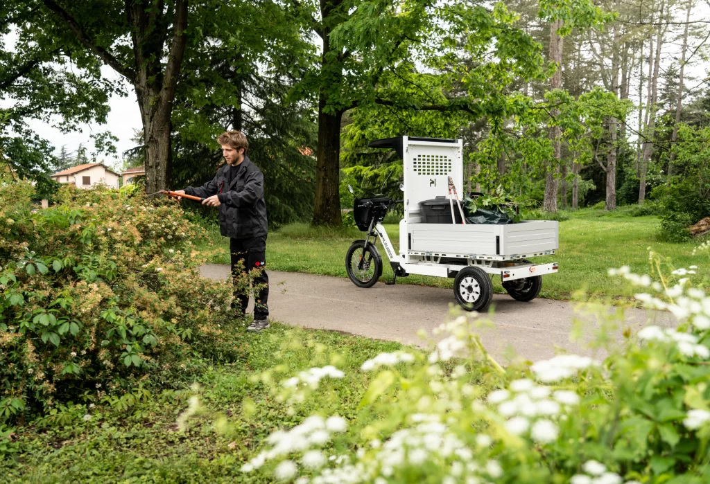 Vélo cargo professionnel pour l'entretien des espaces verts