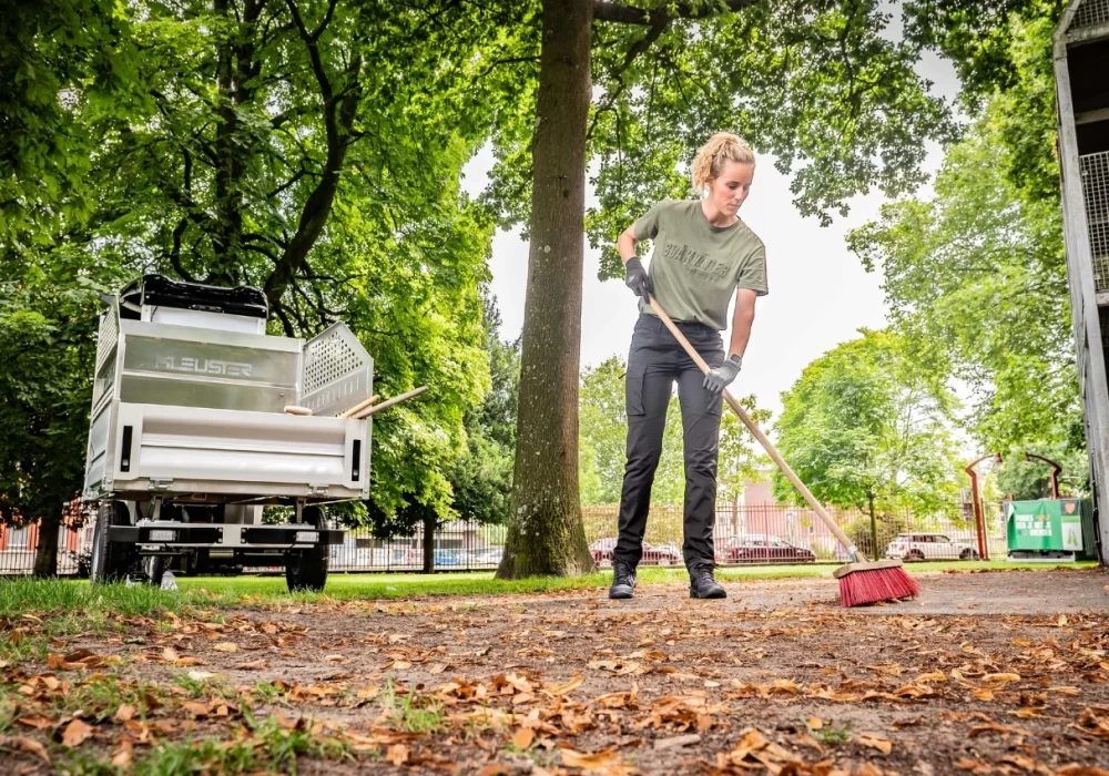 Vélo cargo professionnel pour l'entretien des espaces verts avec plateau.