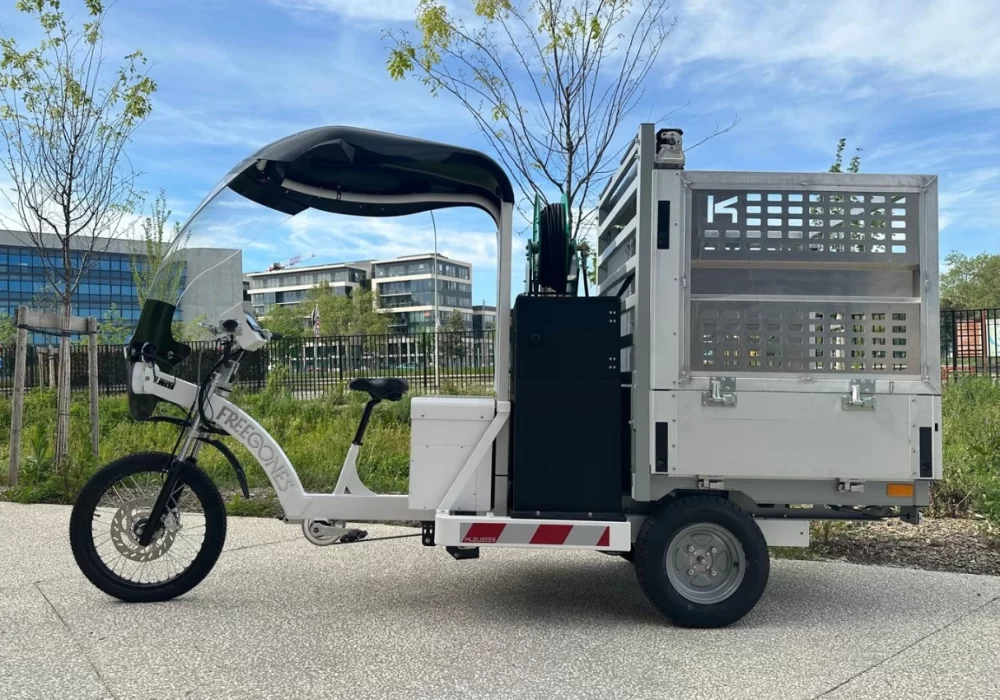 Le vélo cargo cleaner avec nettoyeur haute pression pour les villes et collectivités