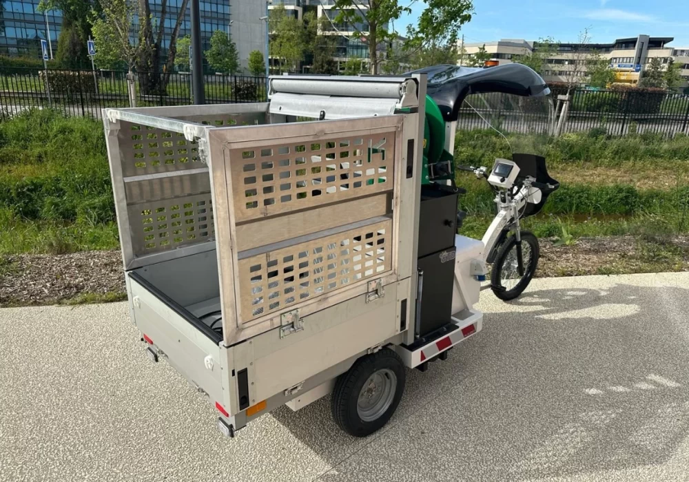 Le vélo cargo cleaner avec nettoyeur haute pression pour les villes et collectivités