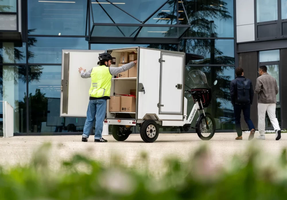 Le vélo cargo pour la livraison de colis avec étagères modulables