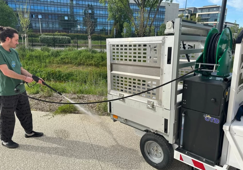 Le vélo cargo cleaner avec nettoyeur haute pression pour les villes et collectivités