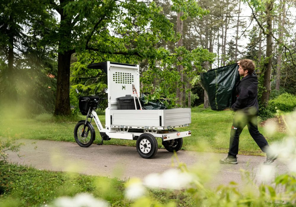 Vélo cargo professionnel pour l'entretien des espaces verts